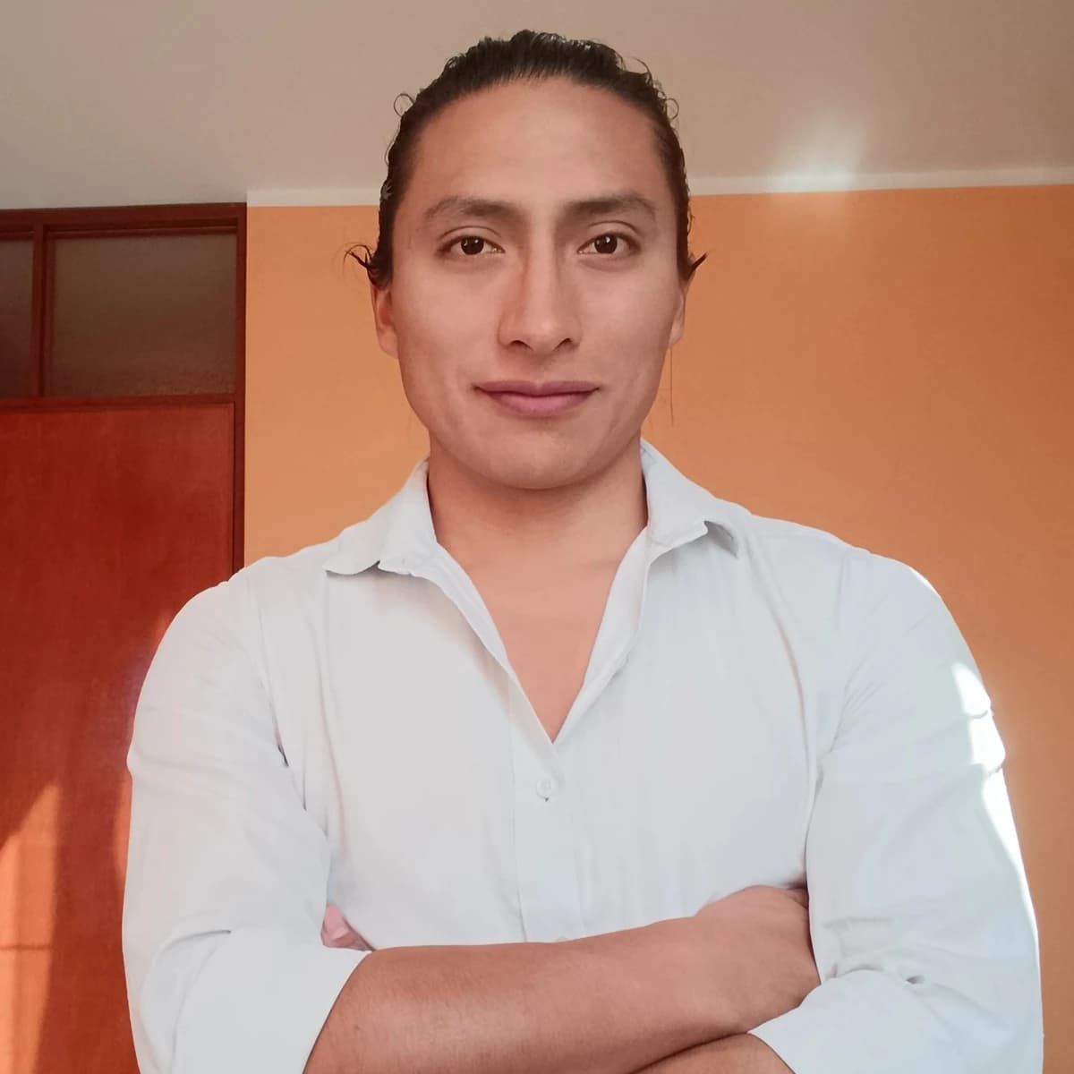 Bryan Salvador Laurente, de brazos cruzados, mirando a cámara.